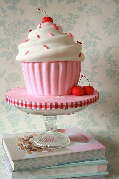 Think pink - Cake by Alison Lee