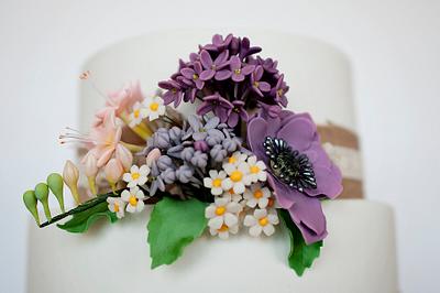 Gumpaste flowers - Cake by Be Sweet 
