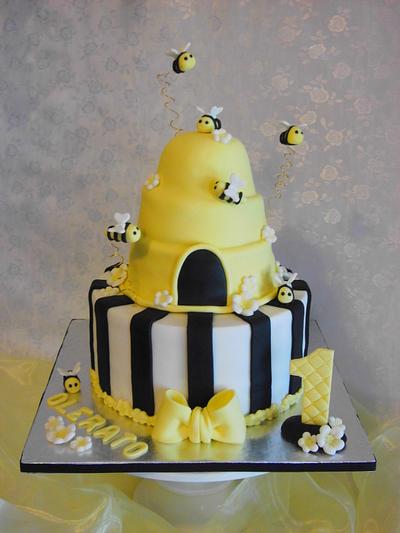 First Birthday Beehive Cake - Cake by Michelle