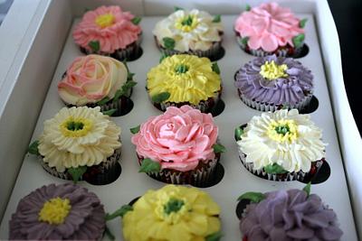Floral Cupcakes - Cake by creamblooms