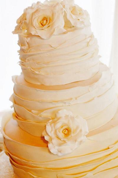 Wedding cake with ruffles and roses - Cake by Joy Apollis