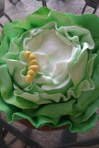 Lettuce and caterpillar - Cake by sarahold