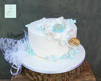 Small weddingcake in white and blue - Cake by Judith-JEtaarten