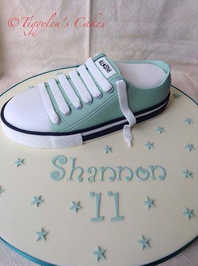 Converse trainer  - Cake by Tiggylou's cakes 