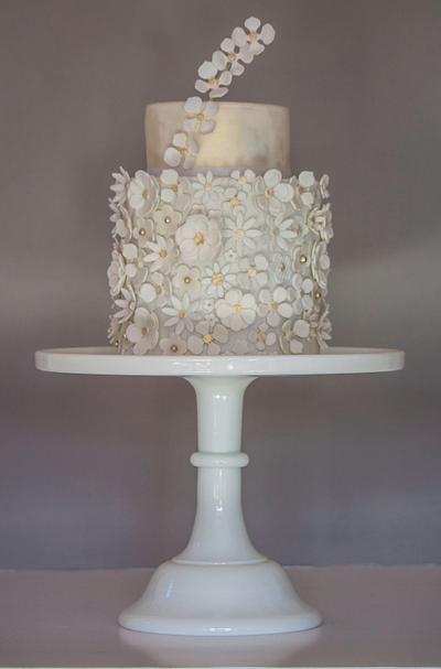 White wedding  - Cake by CakesbyLiane