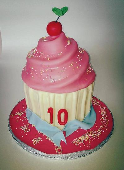 Cupcake Cake for my daughters 10th birthday - Cake by Mandy