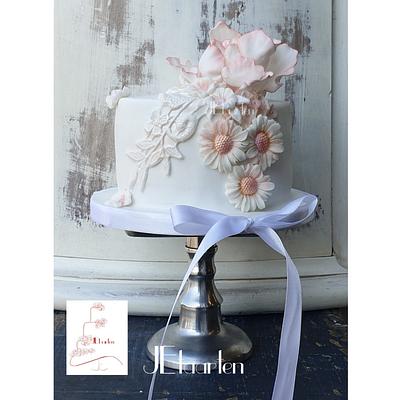 Small romantic weddingcake - Cake by Judith-JEtaarten