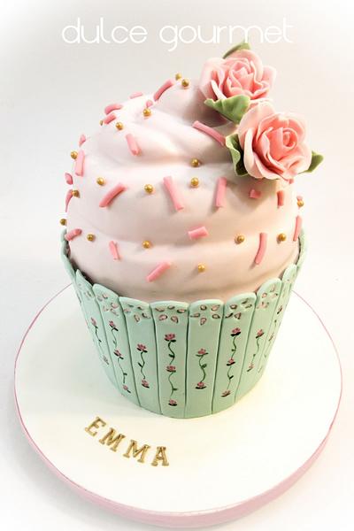 Shabby chic giant cupcake - Cake by Silvia Caballero