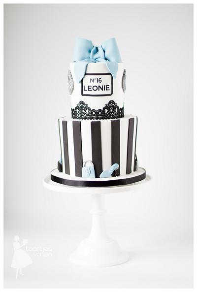 Sweet 16 fashion cake - Cake by Taartjes van An (Anneke)