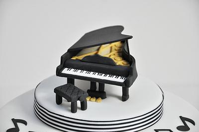 Piano Cake Topper in Icing - Cake by Sue Field