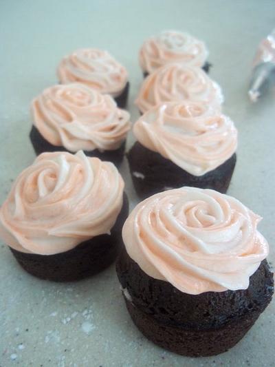 mini rose swirls - Cake by cakes by khandra