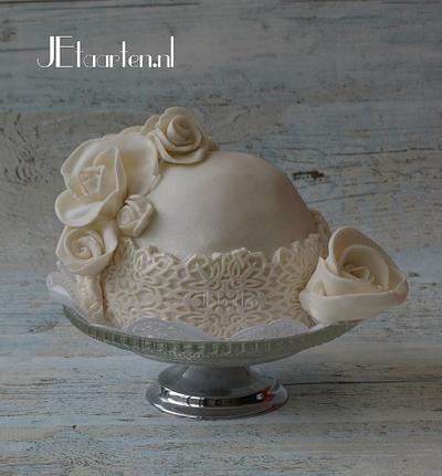 Small wedding cake - Cake by Judith-JEtaarten