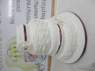 bolo de casamento branco com alguns tons bordeaux - Cake by Bolinhos da Beta