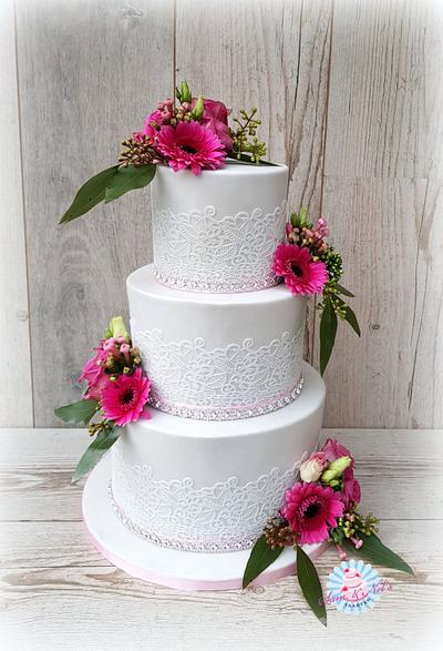 Real flowers weddingcake - Cake by Sam & Nel's Taarten