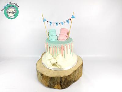 Gender reveal drizzle cake with edible crochet baby booties - Cake by DeOuweTaart