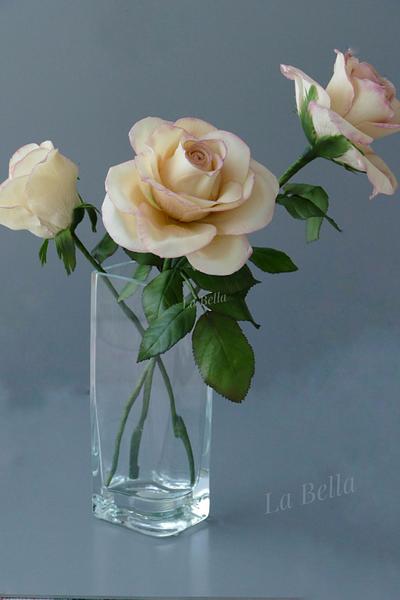 Gumpaste roses - Cake by LaBella
