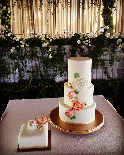 Wedding Cake Classic Style with Flowers - Cake by Bakes by D