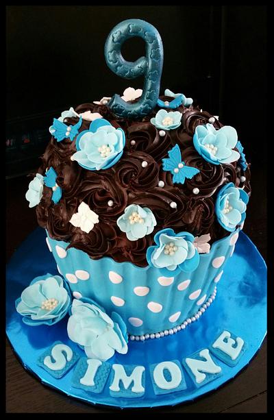 My very first Giant Cupcake 💙 - Cake by CAKE RAGA