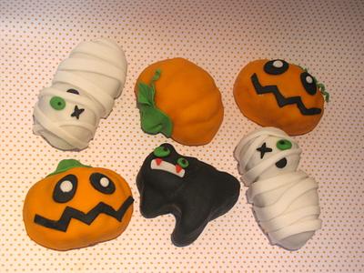 Halloween Mini Cakes - Cake by Laura's Sweet Designs