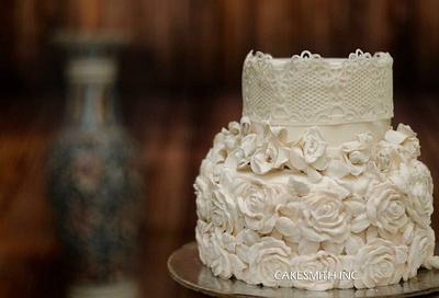 White wedding cake - Cake by Cakesmithinc