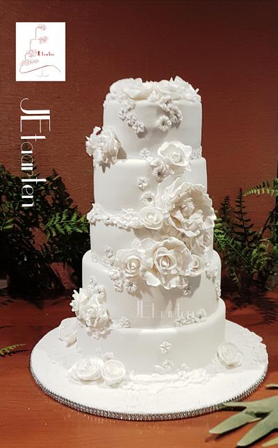 All white weddingcake - Cake by Judith-JEtaarten