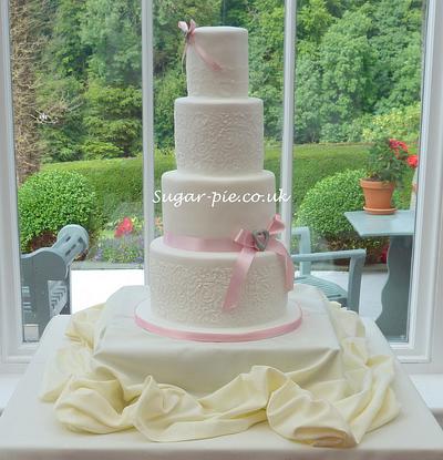 Pink Brooch & damask wedding cake - Cake by Sugar-pie