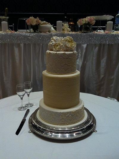 Wedding cake pearls and peonies - Cake by Dell Khalil