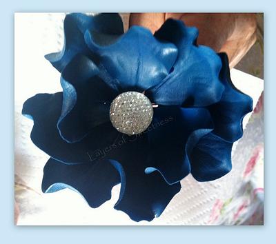 Blue sugarpaste flower - Cake by Justsweet