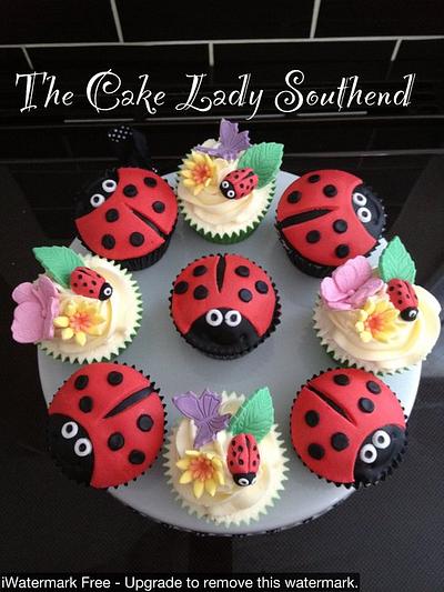 Ladybug and flowers - Cake by Gwendoline Rose Bakes