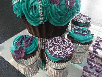 matching cupcakes - Cake by Tasneem Latif (That Takes the Cake)