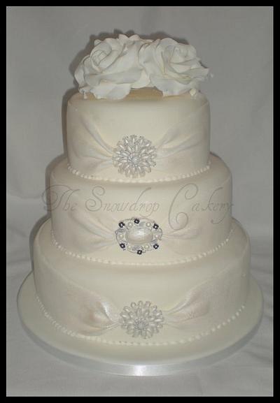 Ribbon and Brooch Wedding Cake - Cake by The Snowdrop Cakery