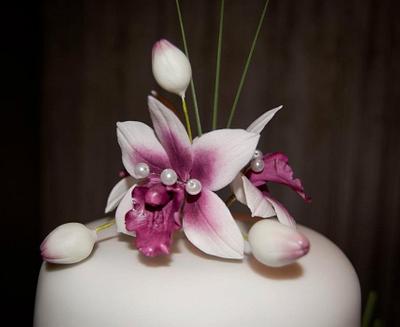 Sugar Cymbidium Orchid Cake Toppers - Cake by Ruth Howell 