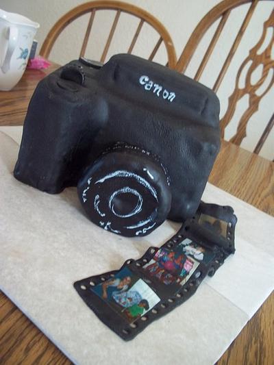 Camera Cake  - Cake by cakes by khandra