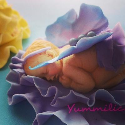 Fondant baby cupcake toppers. - Cake by Yummilicious