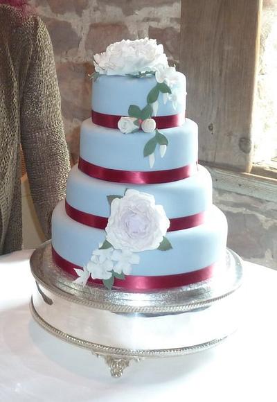 My first wedding cake - Cake by Fondant Fantasies of Malvern