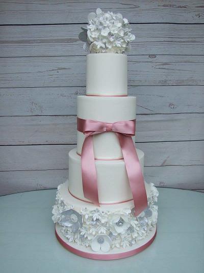 Traditional tiered with modern touches - Cake by Holly Miller