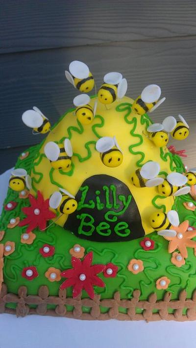 bee - Cake by Julia Dixon