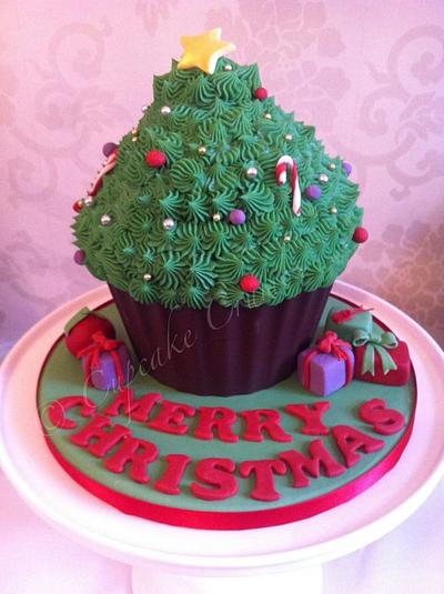 Christmas tree giant cupcake - Cake by Sarah