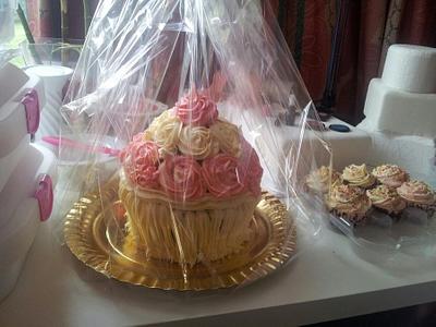 Big Cupcake - Cake by NinasCakes