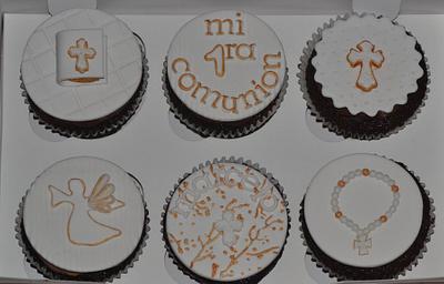 1st Communion Cupcakes! - Cake by Monika Moreno