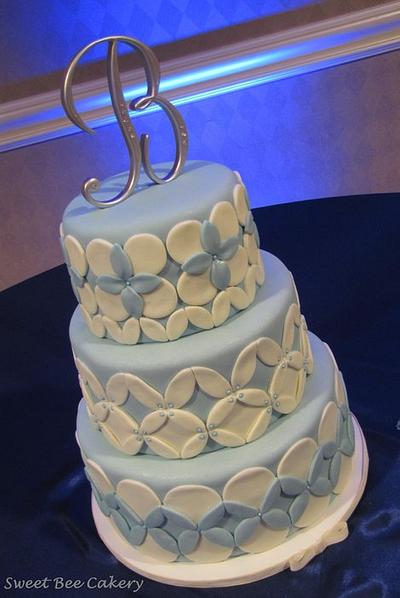 White and blue wedding - Cake by Tiffany Palmer