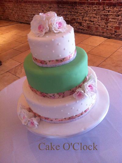 Pretty Vinatge Wedding - Cake by cakeoclock