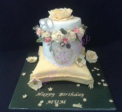 Flower box and pillow cake - Cake by Christine