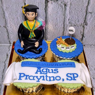 Graduation cupcake - Cake by Adenlicious