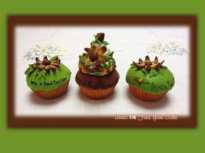 Cupcakes with veined flowers and leaves - Cake by Laura Ciccarese - Find Your Cake & Laura's Art Studio