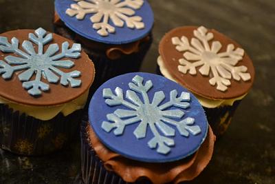 Snowflake cupcakes :)  - Cake by Cakesbylala