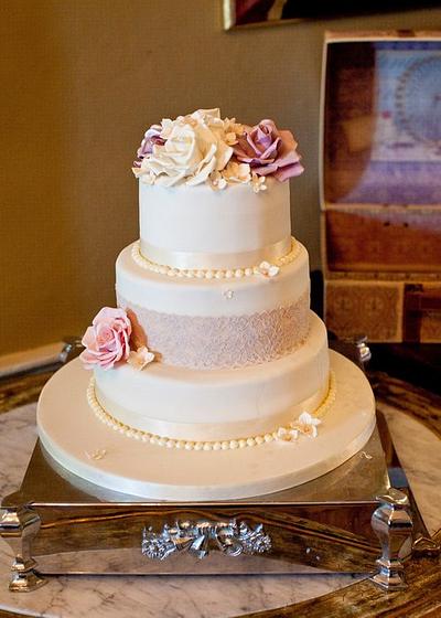 Vintage chic wedding cake - Cake by dazzleliciouscakes