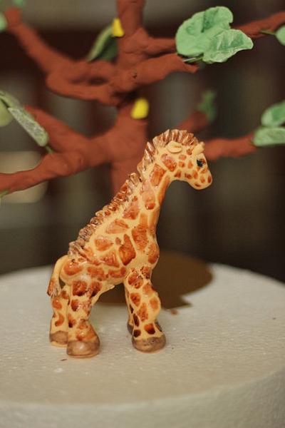 Hand painted gum paste giraffe for a jungle cake - Cake by Smita Maitra (New Delhi Cake Company)