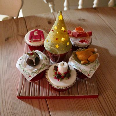 Traditional Christmas Cupcake Board - Cake by Num Nums
