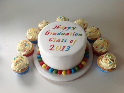 Graduation cake and matching cupcakes - Cake by Helenscakes